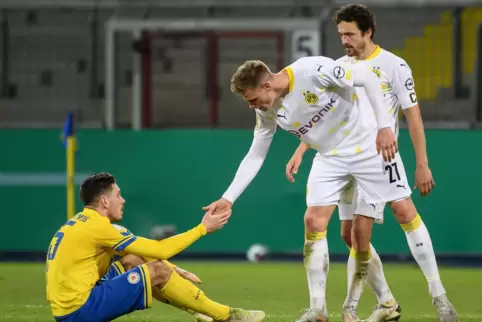 Solidarität: Helfen die Großen den Kleinen nun eher auf die Beine – wie hier Steffen Tigges von Bundesligist Borussia Dortmund M