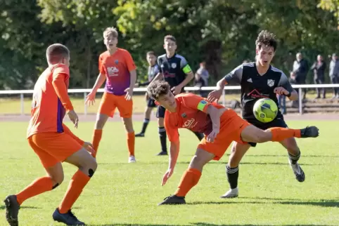 Mit gutem Gefühl in die Zwangspause: Ganerbs B-Junioren (schwarz), hier gegen FC Speyer 09.