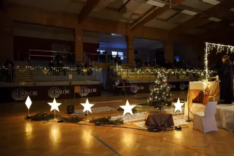 Weihnachtlich ausgeschmückt: der Altar in der Sporthalle des TuS 04 Dansenberg. 