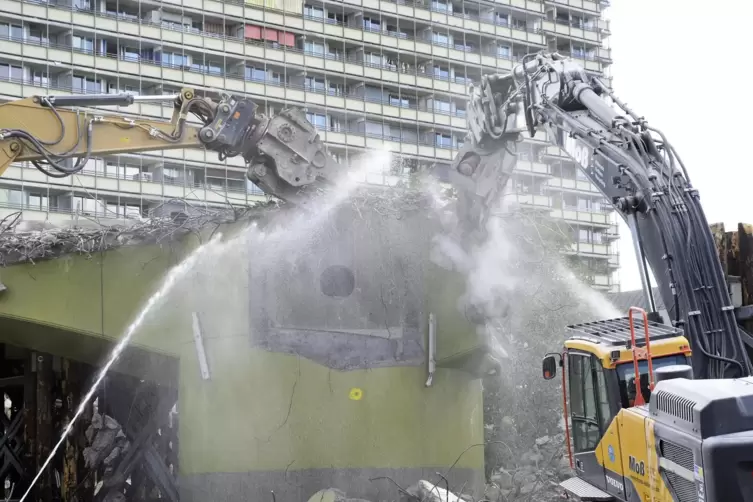 Die Bagger bei&szlig;en zu: Um den Staub zu binden, wurde Wasser mit Schl&auml;uchen auf die Baustelle gespritzt. Umgerechnet waren es mehr