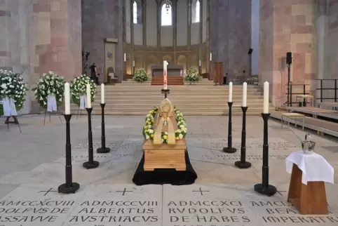 Trauerfeier für Anton Schlembach: im Vordergrund die Grabplatten anderer Bischöfe. Wie viele sind insgesamt im Dom bestattet?