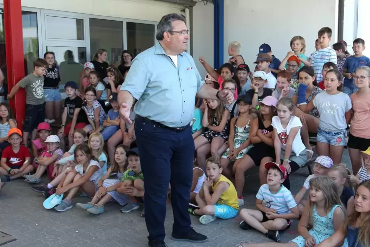 Viel zu tun: Matthias Hoffmann, R&ouml;merberger Ortsb&uuml;rgermeister, hier bei einem Termin 2019. Was hat er 2020 entschieden?
