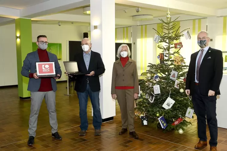 Bei der Übergabe der Geräte kurz vor Weihnachten im Foyer des Kreishauses (von links): Michael Kanoffsky von der Mach AG, Rudolf
