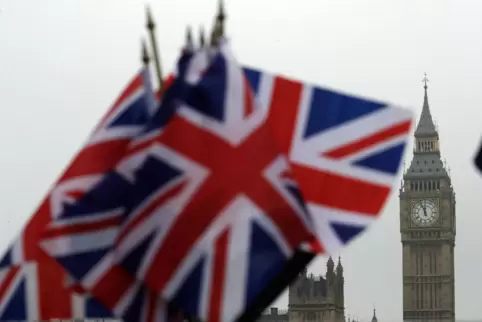 Britische Flaggen wehen in der Nähe des berühmten Uhrturms Big Ben.