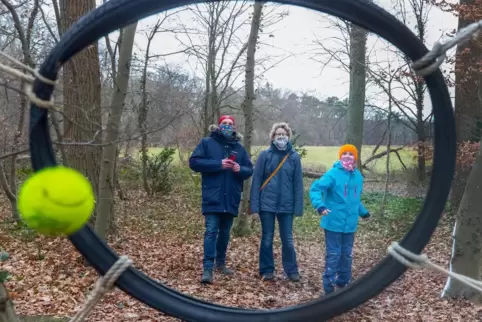 Nächste Aufgabe: Jürgen, Kerstin und Nele Backof (von links) beim Tennisball werfen