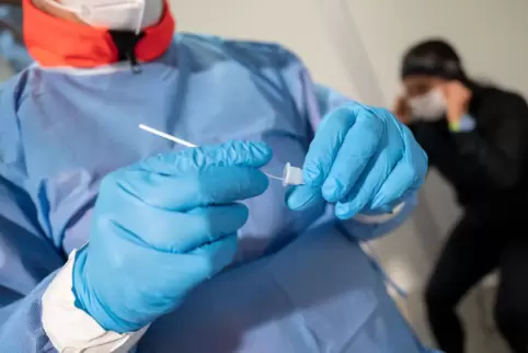 Während der Feiertage gab es weniger Tests und weniger Meldungen von den Gesundheitsämtern, so das RKI. Deshalb seien die Zahlen
