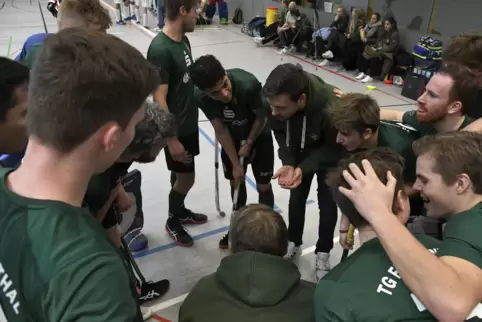 Ein letztes Mal einschwören, dann darf gejubelt werden: die TG-Herren gegen Limburg.
