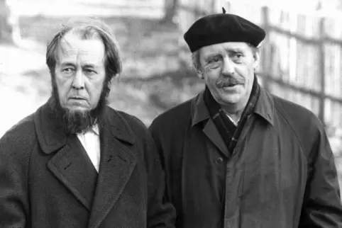 Alexander Solschenizyn (links) mit Heinrich Böll. Alexander Solschenizyn (links) mit Heinrich Böll.