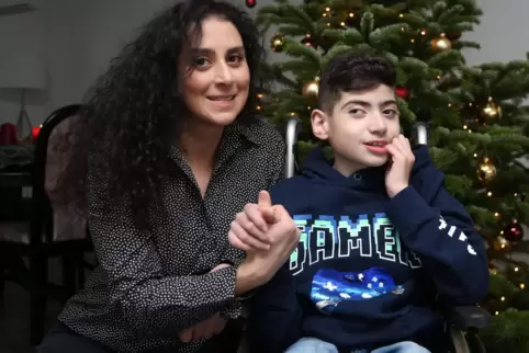 Ayfel Yildirgan aus Rammelsbach freut sich mit ihrem Sohn Iltam auf das ehrenamtlich gebautes Bad. 