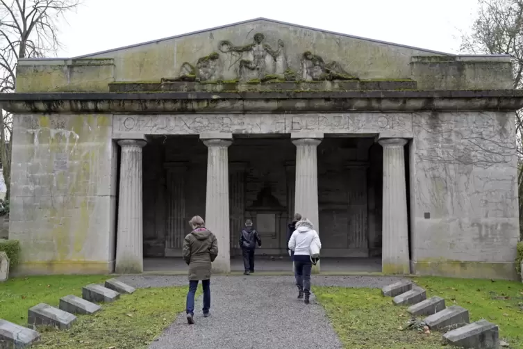 Die 1920 errichtete Ehrenhalle erinnert an die Opfer des Ersten Weltkriegs. In den Gräbern drumherum liegen nicht nur Soldaten, 
