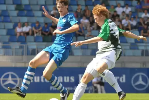 520 Zuschauer erlebten das erste Bundesliga-Spiel der FKP-Geschichte gegen Greuther Fürth und diesen Zweikampf von FKP-Verteidig