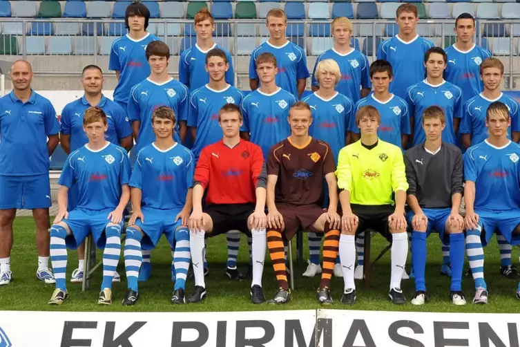 Der Kader f&uuml;r die erste und bislang einzige Bundesliga-Saison des FK Pirmasens (hintere Reihe von links): Michael Bittner, Jeffr