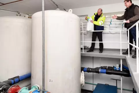 Ulrich Daab (links) und Alexander Will sorgen für die Wassersicherung und die Wasserqualität in Deidesheim hier im Wasserwerk Mü