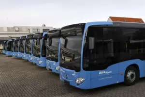 Markantes Blau: In der Farbe des Verkehrsverbunds Rhein-Neckar werden die neuen Mercedes-Busse von Dürk Reisen in Frankenthal un