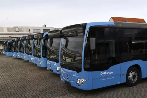 Markantes Blau: In der Farbe des Verkehrsverbunds Rhein-Neckar werden die neuen Mercedes-Busse von Dürk Reisen in Frankenthal un