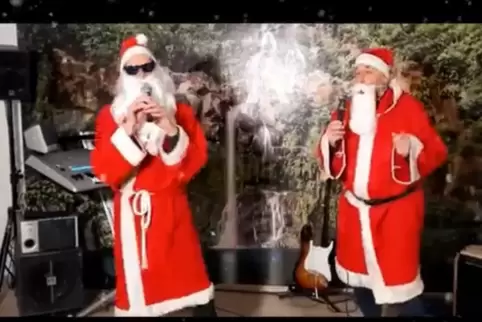 Die singenden Weihnachtsmänner dichteten „Corona, hau ab!“ auf die Melodie von „Feliz Navidad“. 