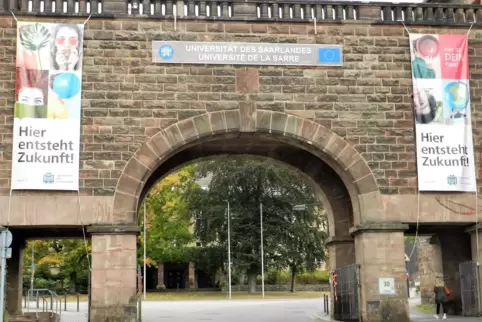 Wegen der Corona-Krise geraten zahlreiche Studierende an der Universität des Saarlandes (Foto: Haupteingang) in finanzielle Prob