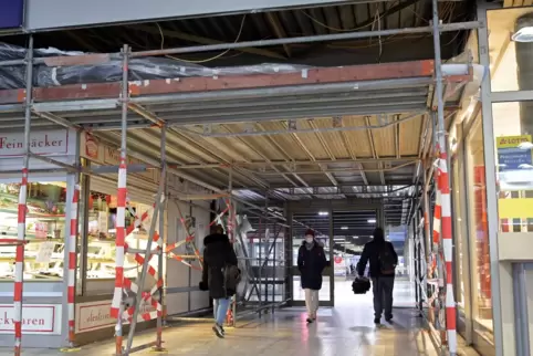 Eingerüstet: In der Eingangshalle am Hauptbahnhof wird aktuell an der Decke gearbeitet.