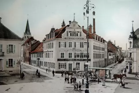 Ein Blick in die Geschichte: Auf der Ansichtskarte aus dem Jahr 1906 ist ein Pferdeomnibus am Fackelrondell zu sehen.