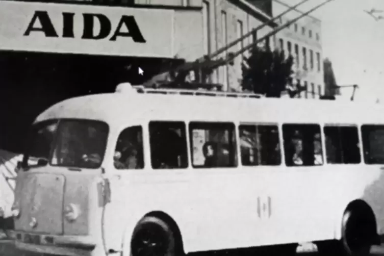 Der erste Oberleitungsbus auf einem Foto der Verkehrs-AG auf Probefahrt am 29. Oktober 1949 vor dem damaligen Pfalztheater beim 