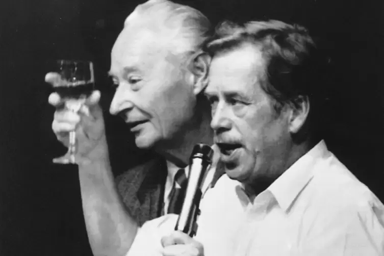1989: Alexander Dubcek (links) und Havel trinken auf das Ende der kommunistischen Führung.