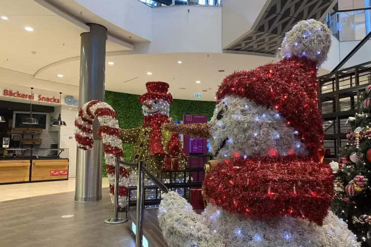 Bunt und schrill: Weihnachtsdeko in der Shopping-Mall. 
