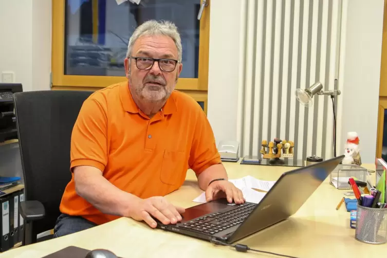 Karlheinz Bärmann wird an Silvester seinen Schreibtisch im Contwiger Rathaus räumen.