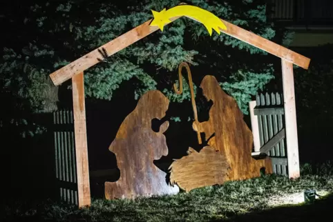 Die von Susanne Duymel und ihrer Familie gebaute schlichte Krippe strahlt im Dunkeln. Ihre Wunschsterne hängen jetzt aber in der
