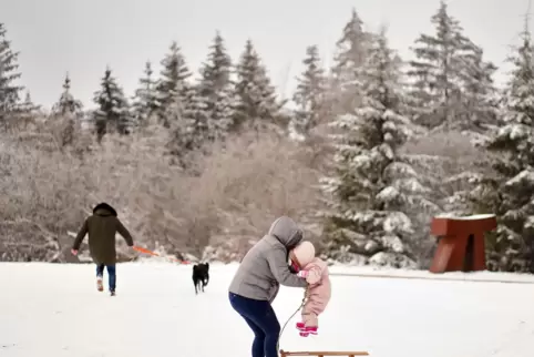 Eine Familie im Schnee am Erbeskopf. 