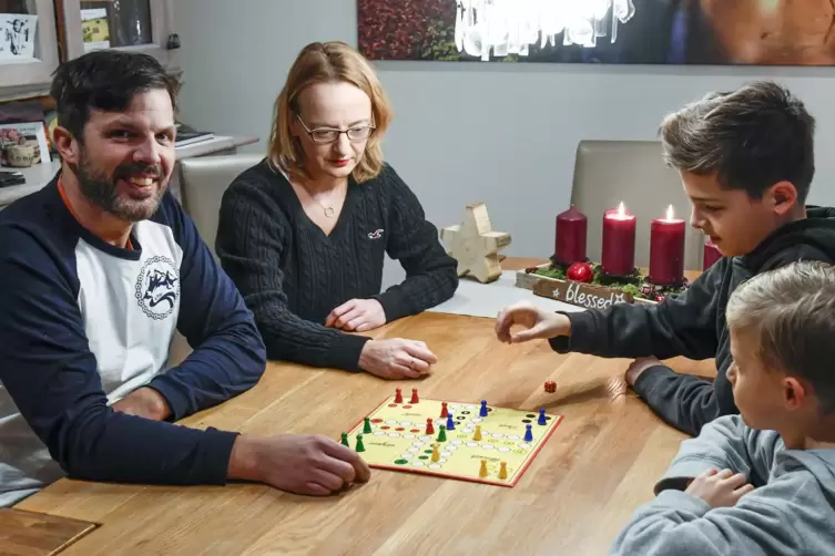  Patrick Minrath (links) mit Ehefrau Petra und den S&ouml;hnen Philipp und Jonas. Der 44 Jahre alte Familienvater ist seit einem Unfa