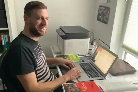 Als Lehrer am Schreibtisch: Ex-Fußball-Profi Marco Steil unterrichtet an der Integrierten Gesamtschule Contwig Sport und Biologi