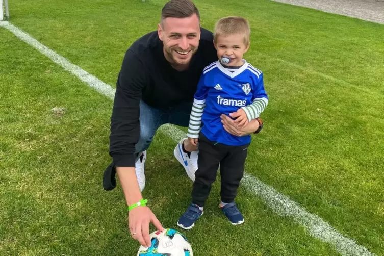 Im September war Marco Steil noch mit seinem Sohn Paul-Emil als Zuschauer auf der Husterh&ouml;he beim FKP-Sieg gegen Gro&szlig;aspach. 