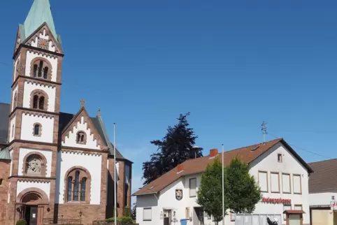 Rechts neben der Kirche steht das Rathaus, das nach Auffassung der Gemeinderatssmehrheit verkauft werden soll.