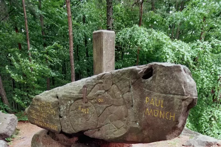 Zur „Weltachs“ umgewidmet: Auf dem Felskoloss im Wald bei Waldleiningen sind Paul Münchs Name und der Satz „Do werd die Weltachs