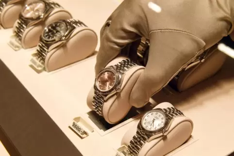 Zeitanzeige für ein paar Tausender: Rolex-Uhren in einem Kaufhaus in München. 