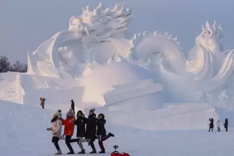 Chinas Bevölkerung profitiert von der erstarkten Wirtschaftsmacht. Hier posieren Besucher vor einer riesigen Schneeskulptur im c