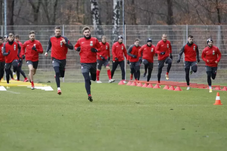 Zurück aus dem Kurzurlaub: Mit 21 Feldspielern und vier Torhütern ist der 1. FC Kaiserslautern am Dienstag wieder ins Mannschaft