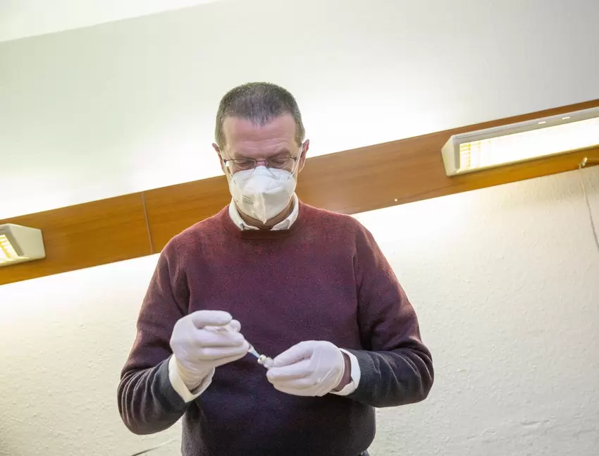 Der Apotheker Kurt Andres von der Pfalzgrafen-Apotheke bereitet den Impfstoff vor.