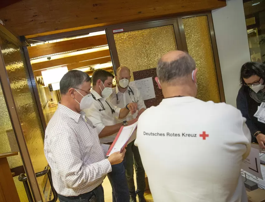 Letzte Absprachen unter den Helfern.