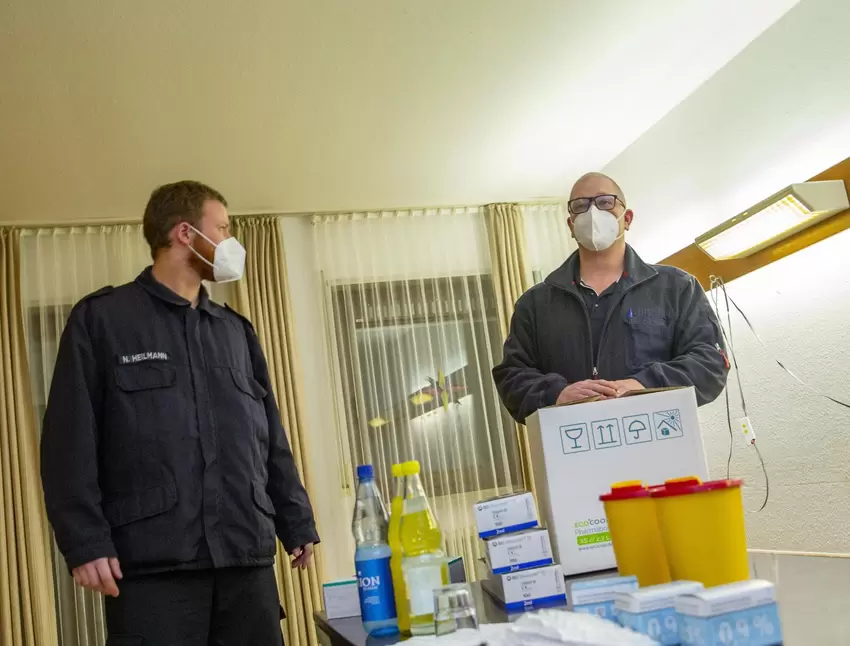 In einem weiteren Raum wurde der Impfstoff vorbereitet. Rechts Impfkoordinator Matthias Freyler und links Nico Heilmann von der
