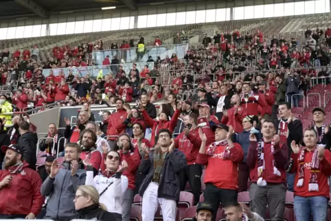 Ein seltenes Bild in dieser Saison: FCK-Fans in der Westkurve, hier beim Derby gegen Waldhof Mannheim. Den Anhängern fehlen die 