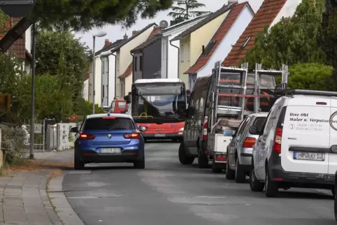 Ganz schön eng geht es zu, wenn sich Autos und Busse im Starenweg entgegenkommen.