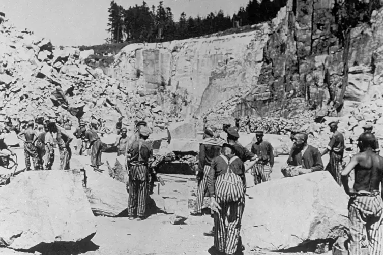 Das undatierte Foto zeigt H&auml;ftlinge in Mauthausen, die harte k&ouml;rperliche Arbeit leisten mussten &ndash; bei mit Absicht unzureichender