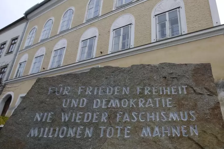 Ein Gedenkstein aus dem ehemaligen KZ-Mauthausen steht vor dem Hitler-Haus in Braunau, aufgenommen am 05.02.2015.