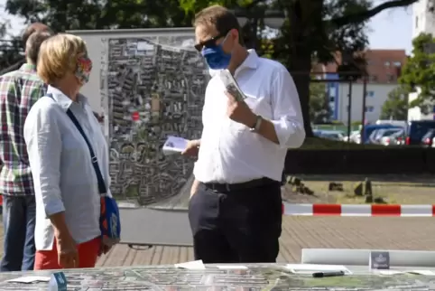 2020 ein häufiges Bild: Oberbürgermeister Martin Hebich mit Mund-Nasen-Schutz – hier im Gespräch mit der Frankenthalerin Christe