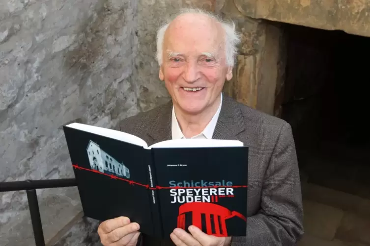 Auf der Treppe zum Judenbad: Autor Johannes Bruno mit seinem Buch Schicksale Speyerer Juden II 1800 bis 1980