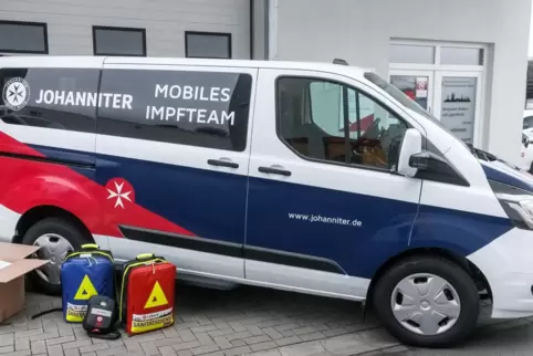 Das Foto zeigt das Auto eins Mobilen Impfteams beim Einsatz in Schleswig Holstein. 