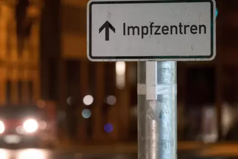 Termine können Menschen, die nach den Vorgaben des Bundes zur Gruppe der ersten Priorität gehören, ab dem 4. Januar (Montag) ver