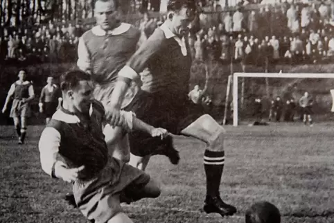 Ernst Willimowski (rechts mit Ball) beim 4:2-Heimsieg des VfR gegen den 1. FCK am 23.3.1952. 