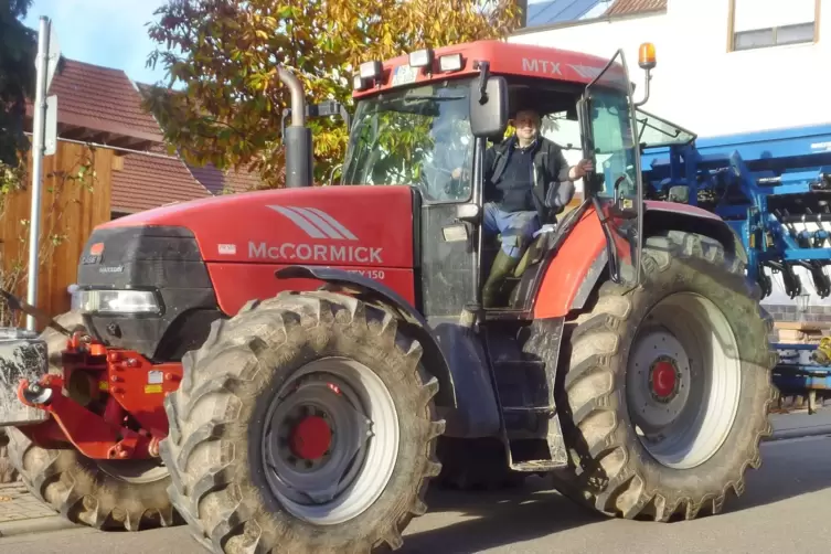 Mit deutlich mehr PS sind die Landwirte heute unterwegs, beispielsweise Tim Glass, der seinen Betrieb allein f&uuml;hrt. 